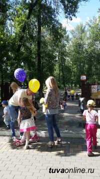 В Национальном парке Тувы можно покататься на самых разных аттракционах, измерить давление и подраться подушками