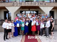 Глава Тувы Шолбан Кара-оол вручил жилищные сертификаты молодым семьям