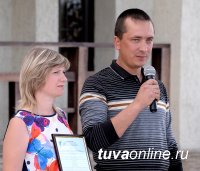 Глава Тувы Шолбан Кара-оол вручил жилищные сертификаты молодым семьям