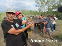 В День рыбака Аржаан Ондар выловил хариуса больше 1 кг весом