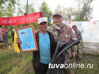В День рыбака Аржаан Ондар выловил хариуса больше 1 кг весом
