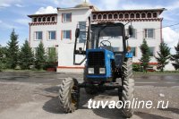 Артель «Ойна» передала администрации Тождинского кожууна трактор «Белорус»