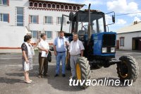 Артель «Ойна» передала администрации Тождинского кожууна трактор «Белорус»