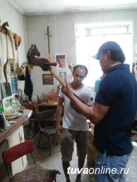 В Туве в воскресенье завершится Первый межрегиональный симпозиум по резьбе по дереву