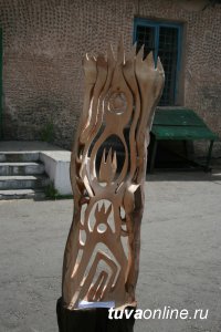 Победителями Первого межрегионального симпозиума по деревянной резьбе стали мастера из Хакасии и Тувы