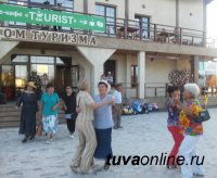В Туве у обелиска «Центр Азии» прошел первый «танцевальный четверг» для старшего поколения