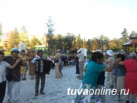 В Туве у обелиска «Центр Азии» прошел первый «танцевальный четверг» для старшего поколения