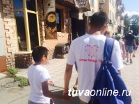 "Добрые сердца Тувы" сводили в кафе "Атмосфера" ребят из школы для неслышащих детей