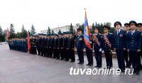 В Туве День российского флага начался с торжественной церемония поднятия флага на главной площади Кызыла