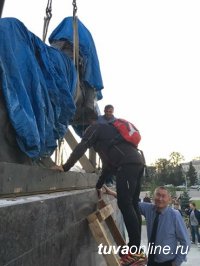 Глава Тувы запечатлел исторический момент – установку памятника тувинским добровольцам