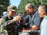 В День города на площадке полиции Тувы горожан знакомили с вооружением спецотрядов