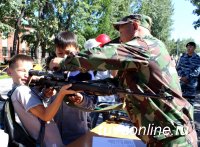 В День города на площадке полиции Тувы горожан знакомили с вооружением спецотрядов
