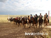 В честь тувинских добровольцев состоялись скачки среди лошадей тувинской породы