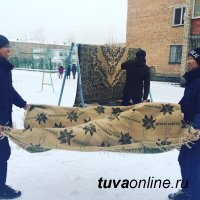 Активисты движения "Добрые сердца Тувы" помогли семье ветерана с уборкой квартиры