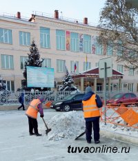В Кызыле ведется уборка снега и льда с дорог, их подсыпка
