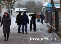 Предприниматели Кызыла включились в уборку прилегающей территории ото льда и снега