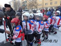 Капитан детской команды «Субедей» Максим Белостоков открыл новую дворовую хоккейную площадку