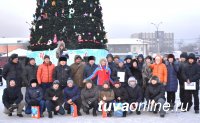 Глава Кызыла Дина Оюн на открытии городской елки наградила лучших авторов ледовых скульптур