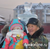 Глава Кызыла Дина Оюн на открытии городской елки наградила лучших авторов ледовых скульптур