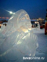 Глава Кызыла Дина Оюн на открытии городской елки наградила лучших авторов ледовых скульптур