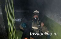 В Туве пожарные спасли мать с четырехлетним ребенком
