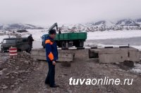 В Туве инспекторы ГИМС закрыли Кара-Хаакскую ледовую переправу
