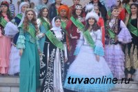Вице-губернатор Саратовской области вручил корону "Мисс Навруз Мира — 2017" девушке из Тувы