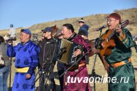 Мужчины Чааты соревновались в трех "забавах" мужчин - хуреш, скачки, лук