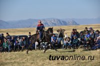 Мужчины Чааты соревновались в трех "забавах" мужчин - хуреш, скачки, лук