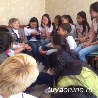 "Добрые Сердца Тувы" помогли по хозяйству ветерану Великой Отечественной войны "Добрые Сердца Тувы" помогли по хозяйству ветерану Великой Отечественной войны