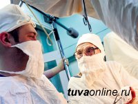 Старейший в мире практикующий хирург отметила 90-летие, 3 года из которых проработала в Туве