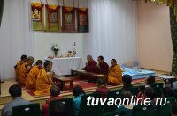 Монахи из Индии возводят в Кызыле Мандалу Будды медицины