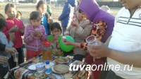Чай с выпечкой, стритбол, знакомство с дизайн-проектом двора, танцы и перетягивание каната – в Туве отметили День Соседей