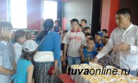 Депутаты Кызыла организовали поход в кино для 50 детей из социального центра