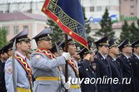 День России в Туве начался с церемонии поднятия государственных флагов