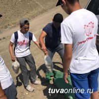 Кызыл: 120--метровую мантру на горе Догээ покрасили молодые волонтеры