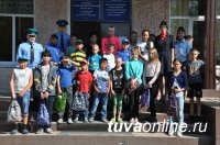 Пограничники помогли учащимся подшефной школы № 11 города Кызыла собраться в школу