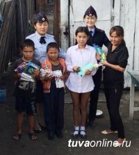 Полицейские Тувы порадовали школьников, вручив им подарки ко Дню знаний