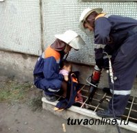 В Туве спасатели освободили ребенка, застрявшего в подвальной решетке