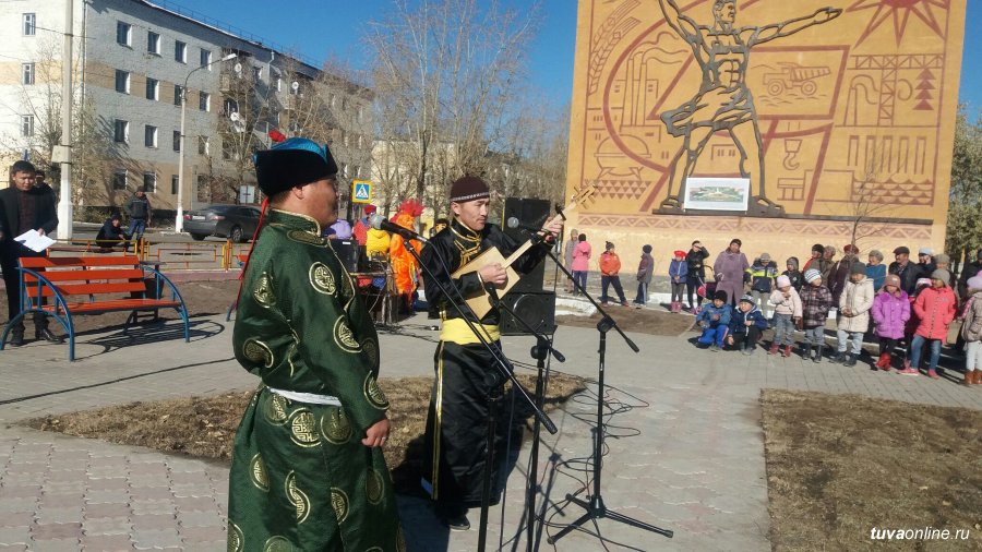 Сегодня попутчик ак довурак. Город АК-Довурак Республики Тыва. Тува АК Довурак. Школа 1 АК-Довурак.