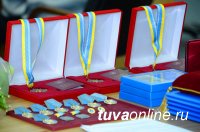 В Туве ко Дню народного единства вручены государственные награды В Туве ко Дню народного единства вручены государственные награды