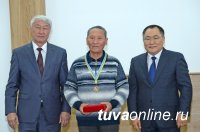 В Туве ко Дню народного единства вручены государственные награды В Туве ко Дню народного единства вручены государственные награды