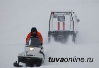 В Туве спасатели оказали помощь пассажирам автомобиля, сломавшегося на бездорожье в Эрзинском районе