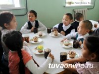Сотрудники отделения информации и общественных связей МВД по Республике Тыва навестили детей из социального приюта Кызылского района