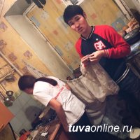 Добровольцы-2017:  "Добрые сердца Тувы" помогли ветерану с уборкой квартиры