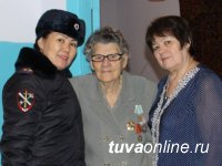 Сотрудники кадровой службы МВД по Республике Тыва поздравили вдову ветерана Великой Отечественной войны и Тувинской милиции с 90-летием