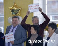 Глава Тувы поздравил с юбилеем родную школу Глава Тувы поздравил с юбилеем родную школу