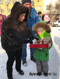 Кызыл: в гостях у жителей двора по улице Кочетова, 95 побывали Дед Мороз и Снегурочка