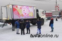 Спасатели Тувы организовали просмотр мультфильмов у главной елки Кызыла на передвижном пункте "КАМАЗ"