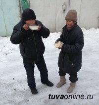 В Туве в морозы усилена работа мобильной бригады по пункту обогрева и горячего питания для лиц БОМЖ
